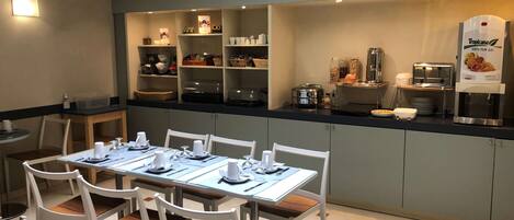 Petit déjeuner buffet (15 EUR par personne)