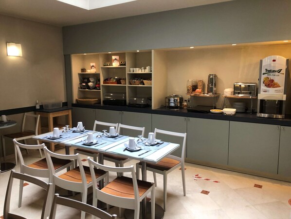 每日供應自助早餐 (每人 EUR15)