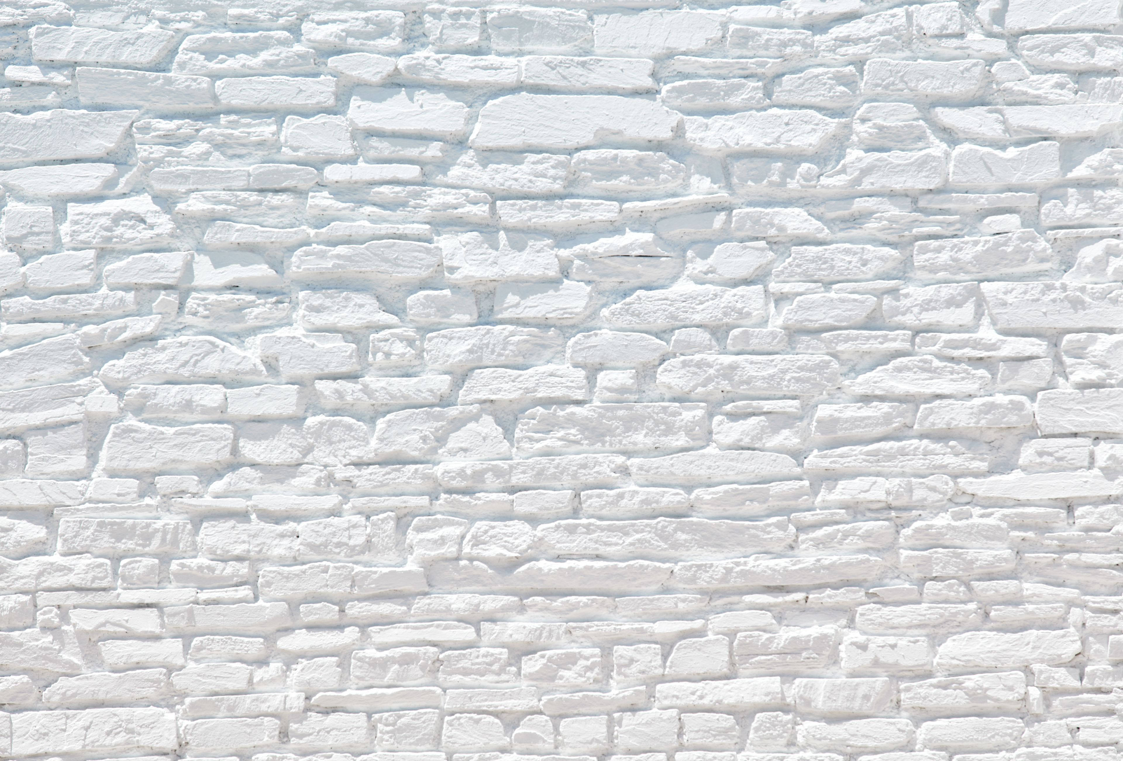Pared de ladrillos blancos con una textura rugosa.
