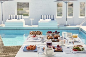 Desayuno completo (EUR 18 por persona) 