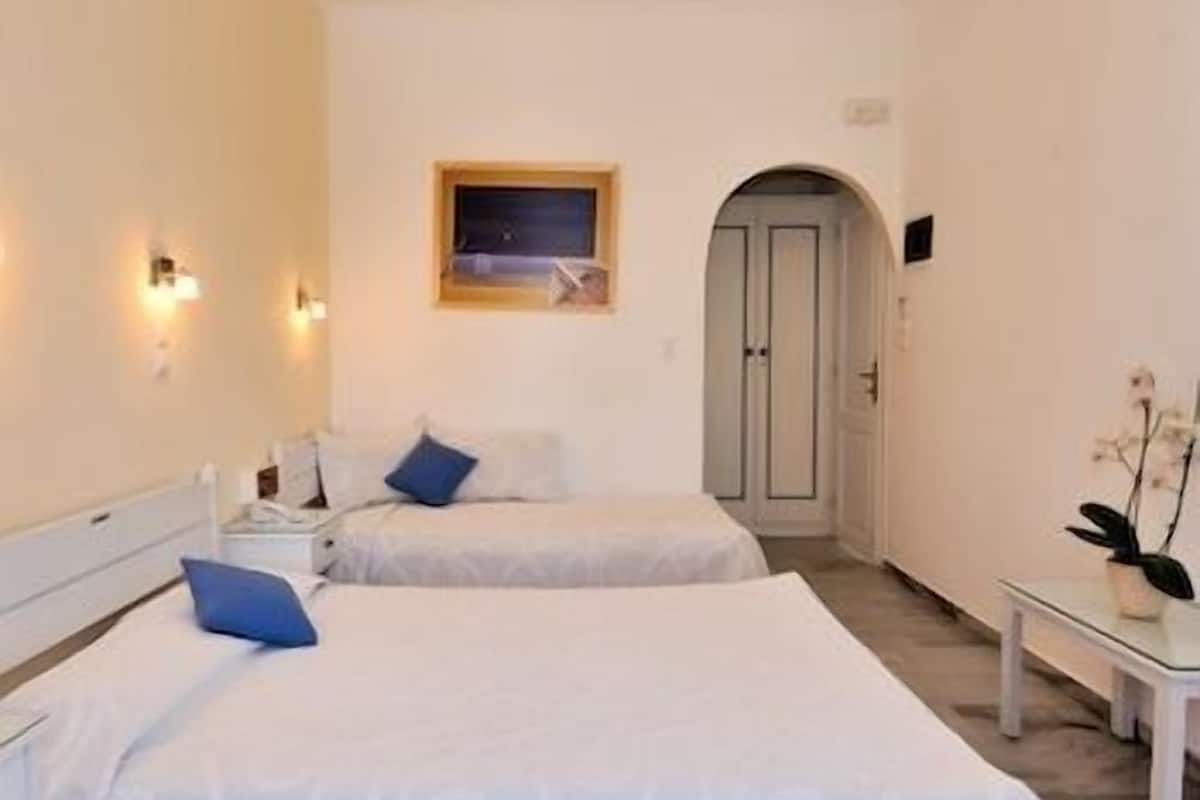 standard triple room | minibar, in-room safe, desk, soundproofing