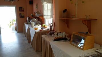 Free daily buffet breakfast