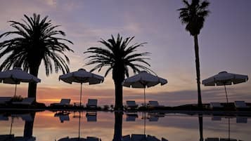 Piscine extérieure, parasols de plage, chaises longues