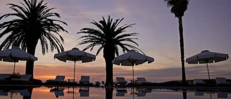 Piscine extérieure, parasols de plage, chaises longues