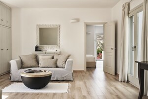 Experience Suite | Premium bedding, minibar, in-room safe, blackout drapes