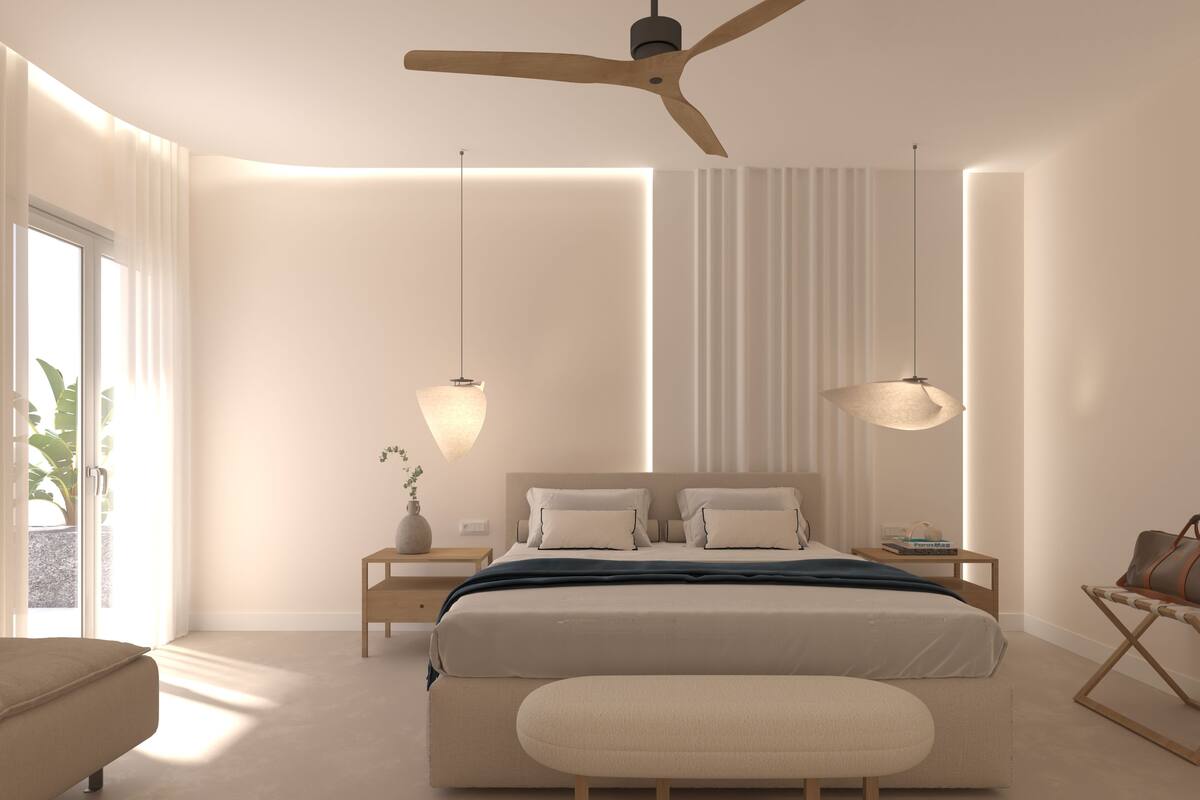 Une chambre à coucher moderne, avec un lit, des tables de chevet, un banc, un ventilateur de plafond et une vue sur l’extérieur.