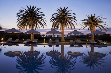 Bar accanto alla piscina. Yria Boutique Hotel & Spa
