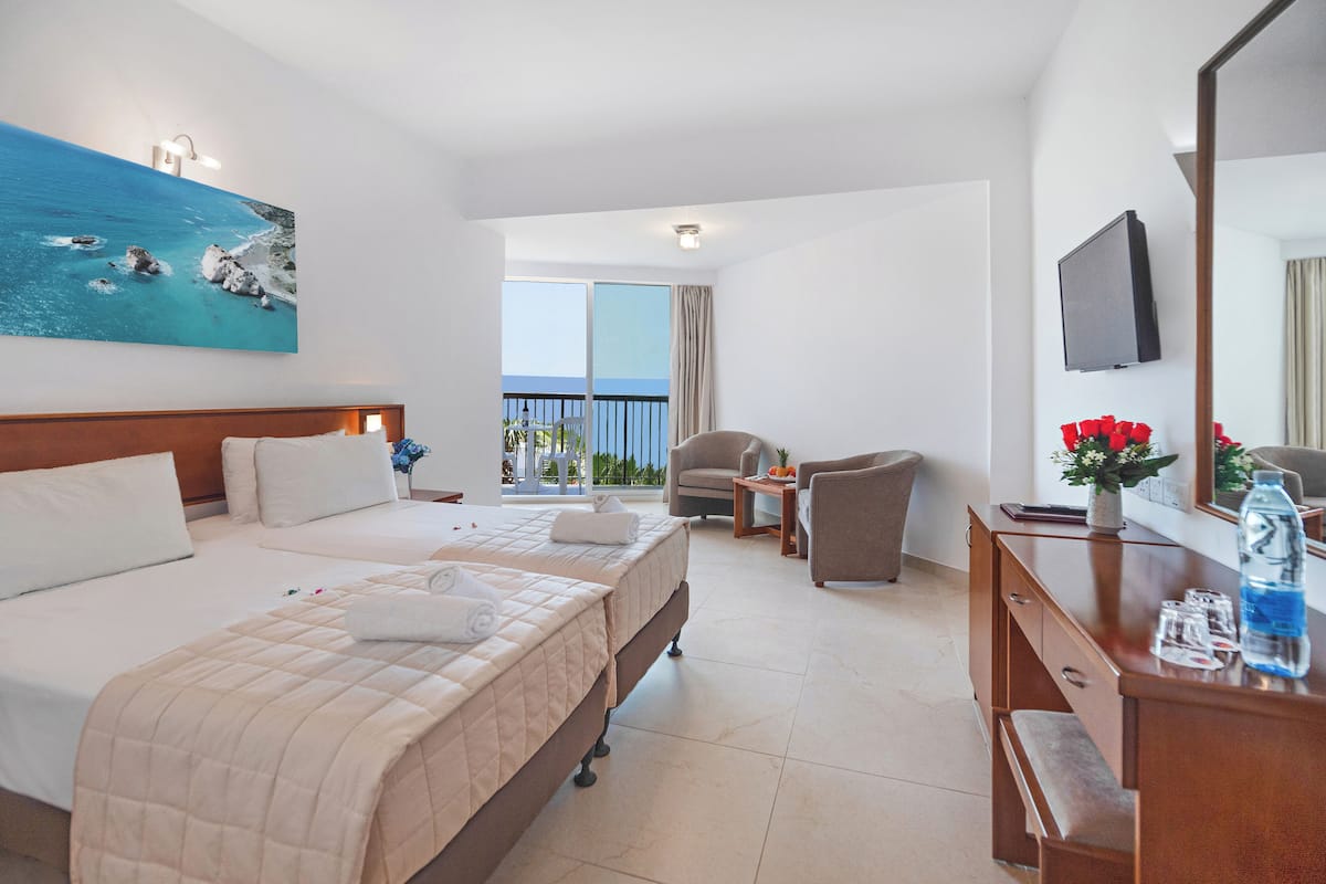 Rom – standard, 1 dobbeltseng eller 2 enkeltsenger, balkong, sjøutsikt | Blendingsgardiner, lydisolert og ekstrasenger (mot et tillegg)