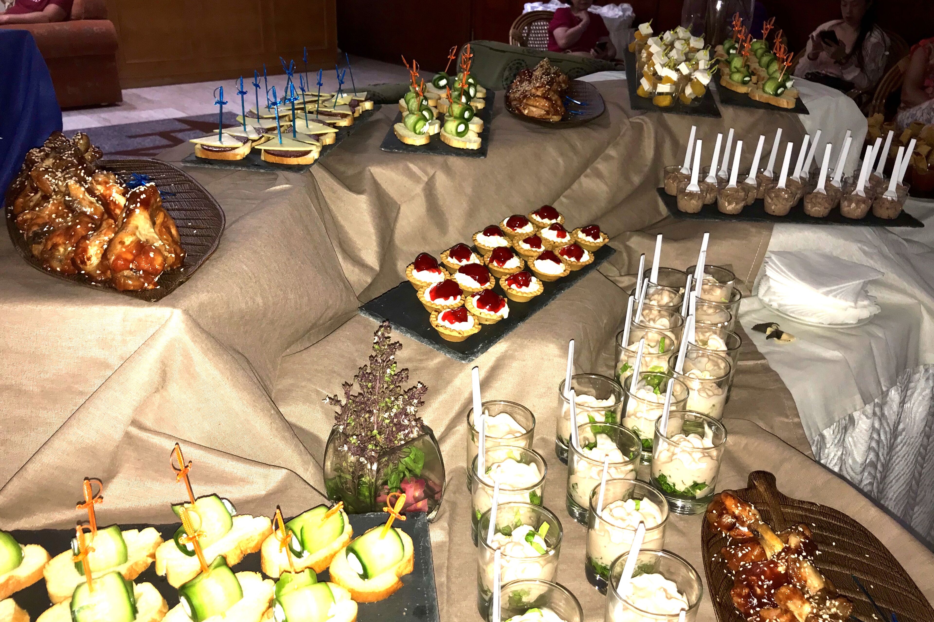 Une table de buffet proposant une variété de plats et de boissons.