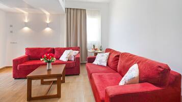 Suite, Sea View | Living room