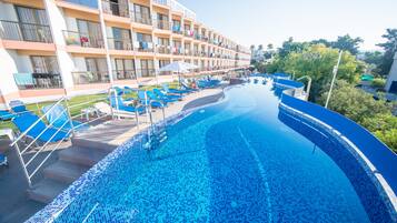 Sisäuima-allas ja 3 ulkouima-allasta avoinna 9.00–19.00, aurinkovarjoja