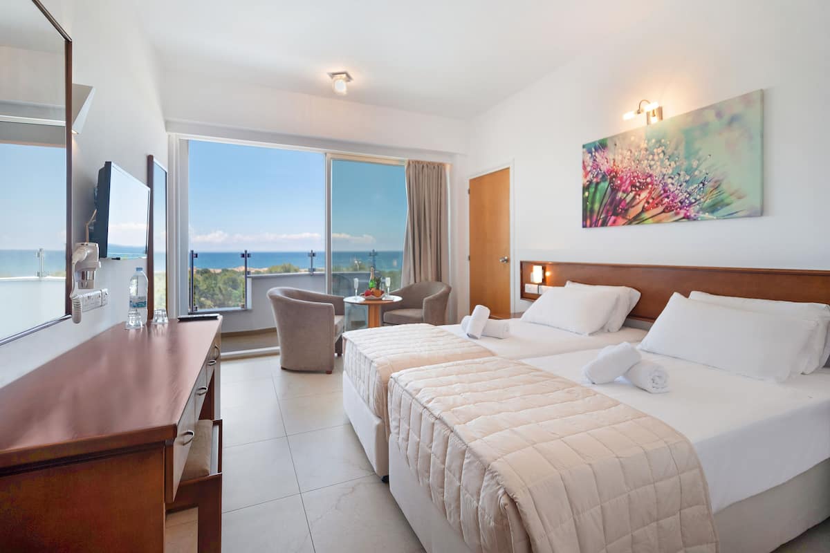 Habitación estándar, 1 cama matrimonial o 2 camas individuales, balcón, vista al mar | Cortinas blackout, insonorización, camas extra y wifi gratis