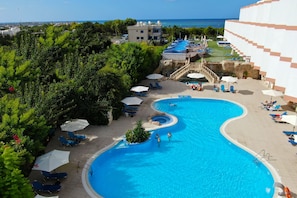Piscine intérieure, 3 piscines extérieures, 9 h à 19 h, parasols