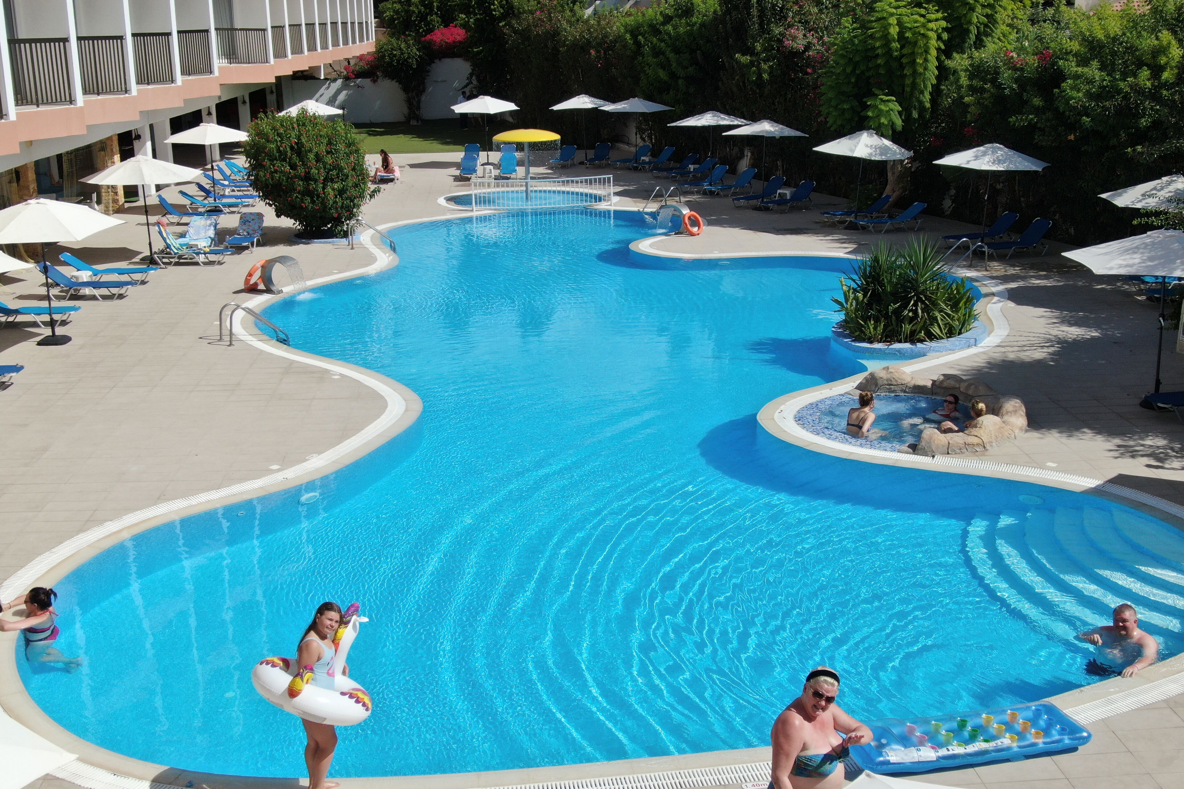 Alberca techada, 3 albercas al aire libre y sombrillas en la alberca