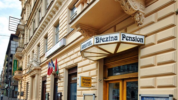 Un edificio histórico con un letrero que dice "Brezina Pension" y "HOTEL".