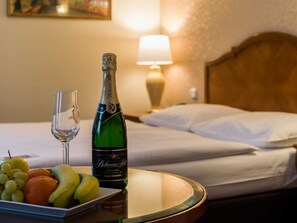 迷你吧、客房内保险箱、办公桌、笔记本电脑工作区