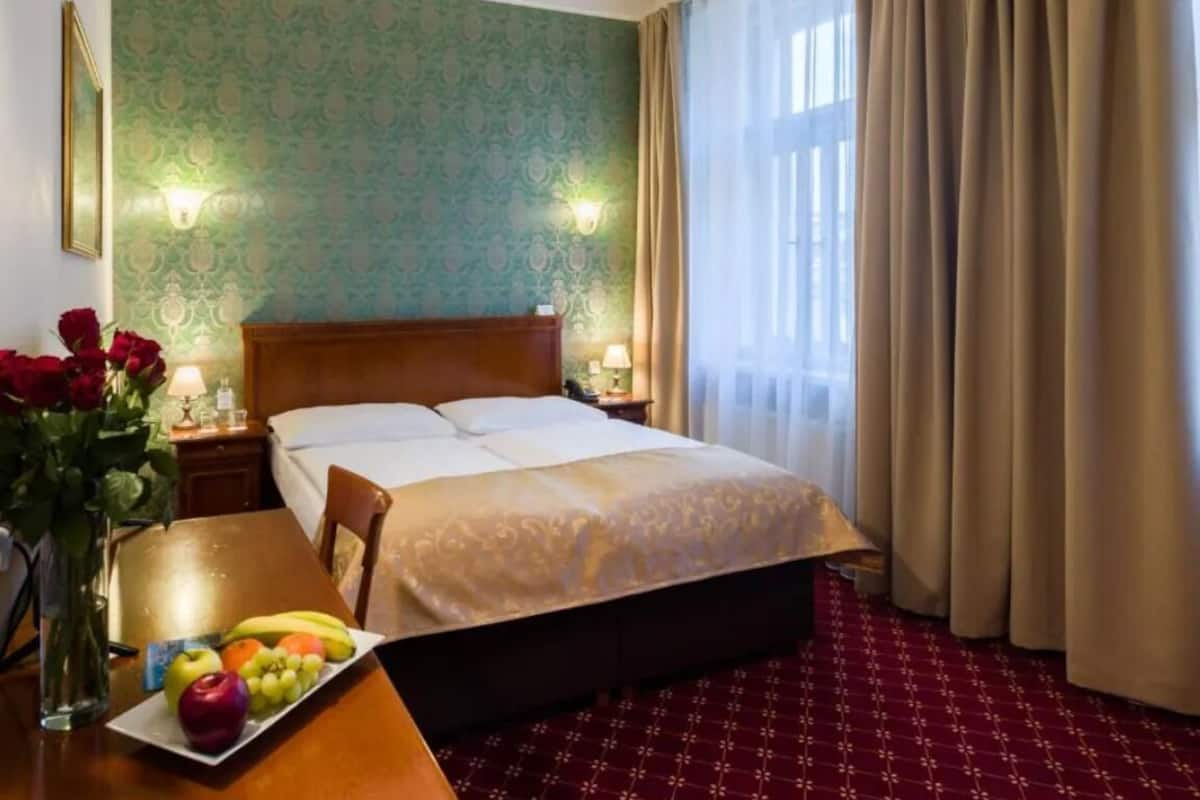 Een minibar, een kluis op de kamer, een bureau, een laptopwerkplek