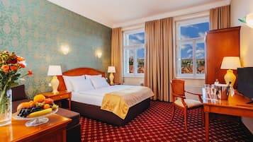 Bar mini, peti besi dalam bilik, meja, ruang kerja komputer riba