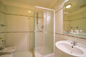 Pengering rambut, tuala disediakan, sabun, syampu 