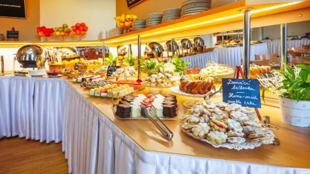 Un bufé con diversos alimentos y un letrero que dice 'Dema' y 'Casero'.