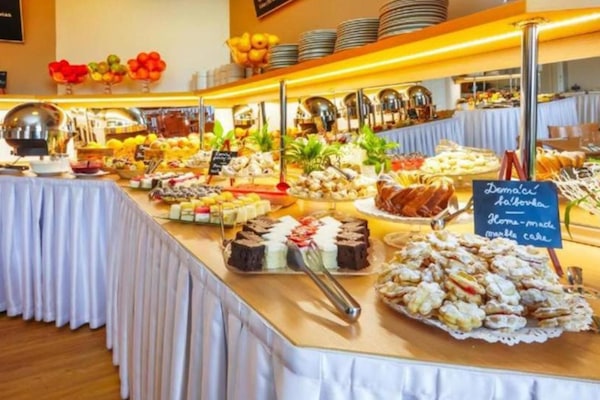 Se ofrece un desayuno bufé (300 CZK por persona)