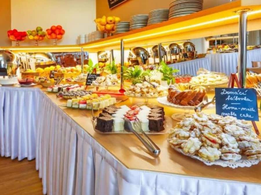 Café da manhã com buffet todos os dias mediante uma taxa