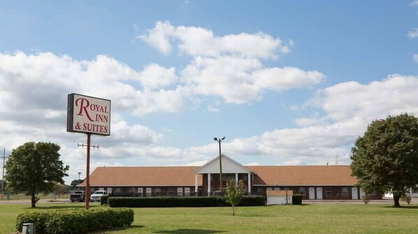 En bygning med et skilt, der viser "ROYAL INN & SUITES".