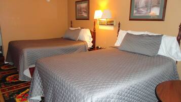 Habitación estándar, 2 camas matrimoniales, para no fumadores | Wifi gratis y despertador