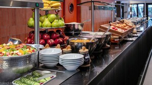 Un buffet proposant une variété de fruits, de légumes et de plats préparés.