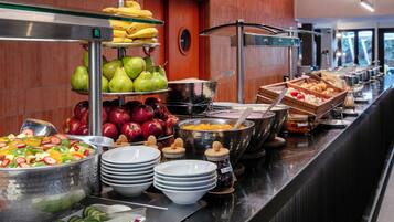 Petit déjeuner buffet (215.00 ZAR par personne)