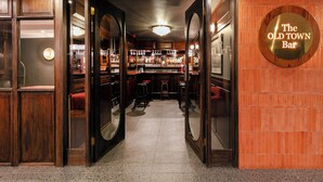 Un bar au décor en bois, avec une enseigne indiquant : « The Old Town Bar ».