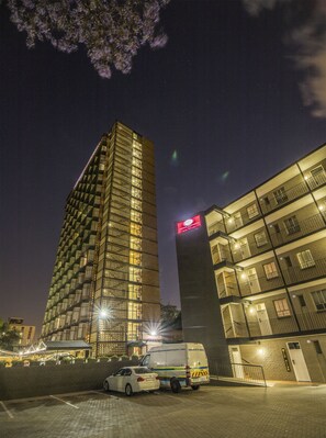 Façade de lâhĂ©bergement â soirĂ©e/nuit