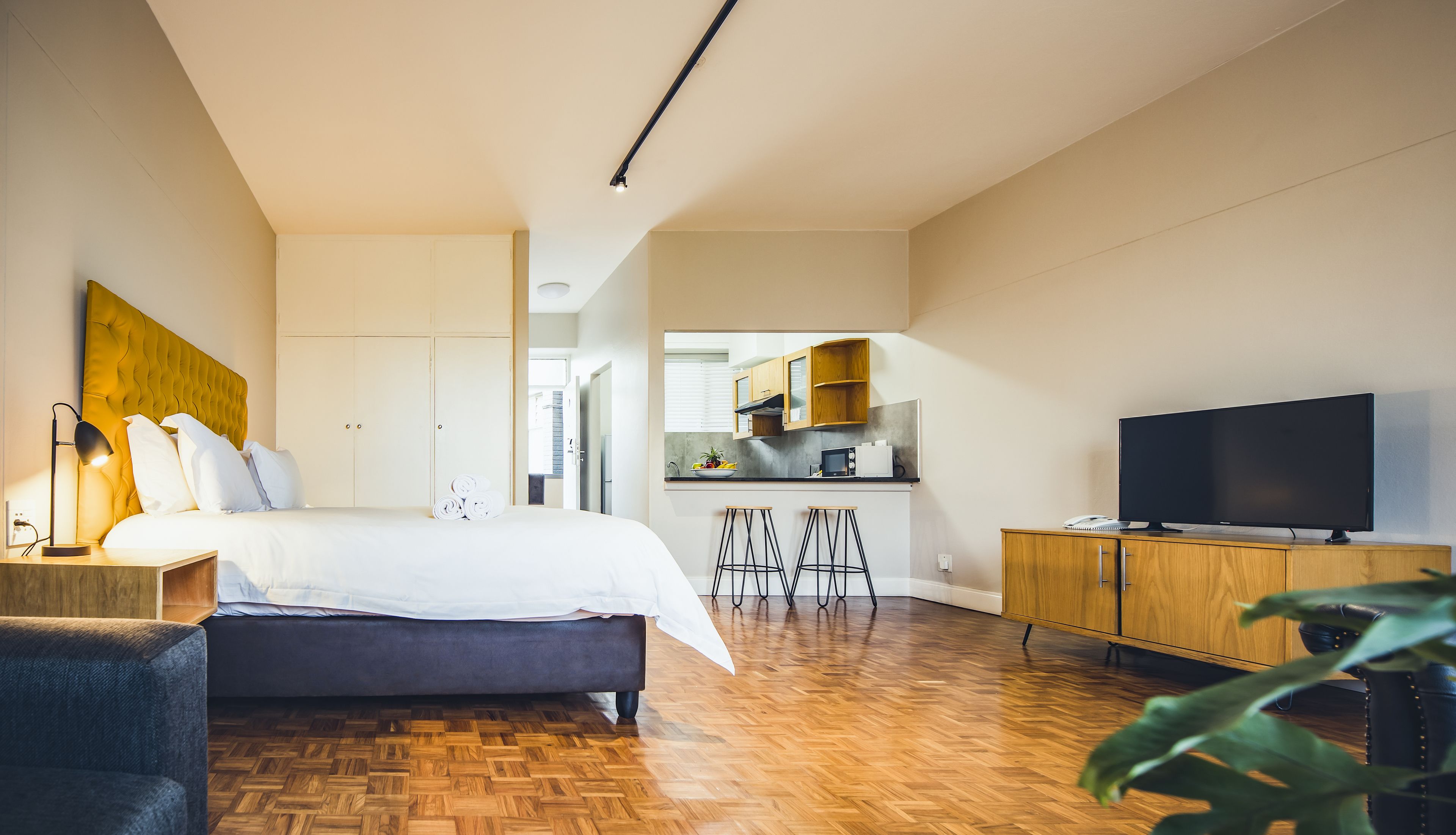 高档床上用品、记忆海绵床垫、客房内保险箱、办公桌