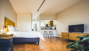 高級寢具、記憶床墊、客房內保險箱、書桌