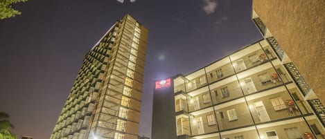 Bagian depan properti - sore/malam