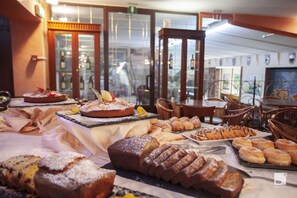 Colazione a buffet, servita tutte le mattine (15 EUR a persona) 