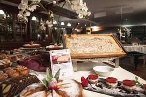 Se ofrece un desayuno bufé (15 EUR por persona)