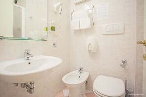 Artículos de tocador gratuitos, secador de pelo, bidet, toallas