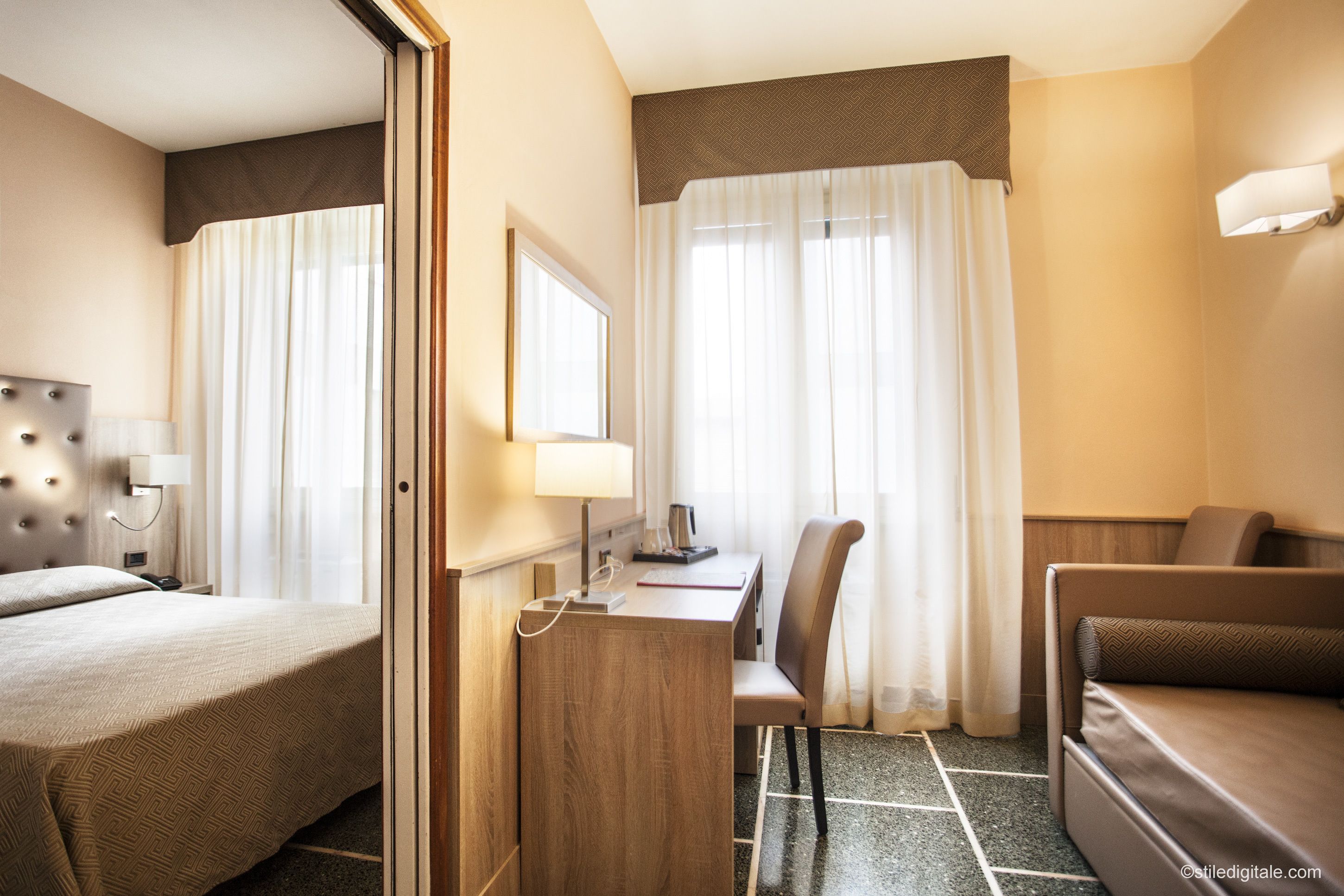 21 インチの薄型テレビ (ケーブル放送視聴可)、テレビ