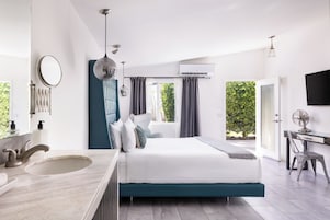 Standard King Room | Pillowtop beds, in-room safe, desk, blackout drapes