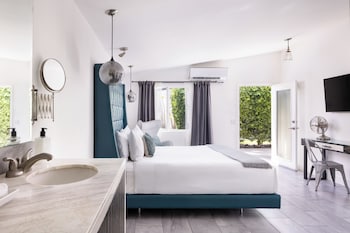 Standard King Room | Pillowtop beds, in-room safe, desk, blackout drapes at The Palm Springs Hotel