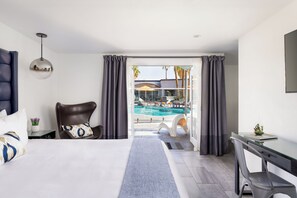 Deluxe Room, 1 King Bed, Pool View
