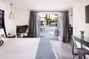 Rom – deluxe, 1 kingsize-seng, bassengutsikt | Senger med overmadrass, safe på rommet, skrivebord og blendingsgardiner