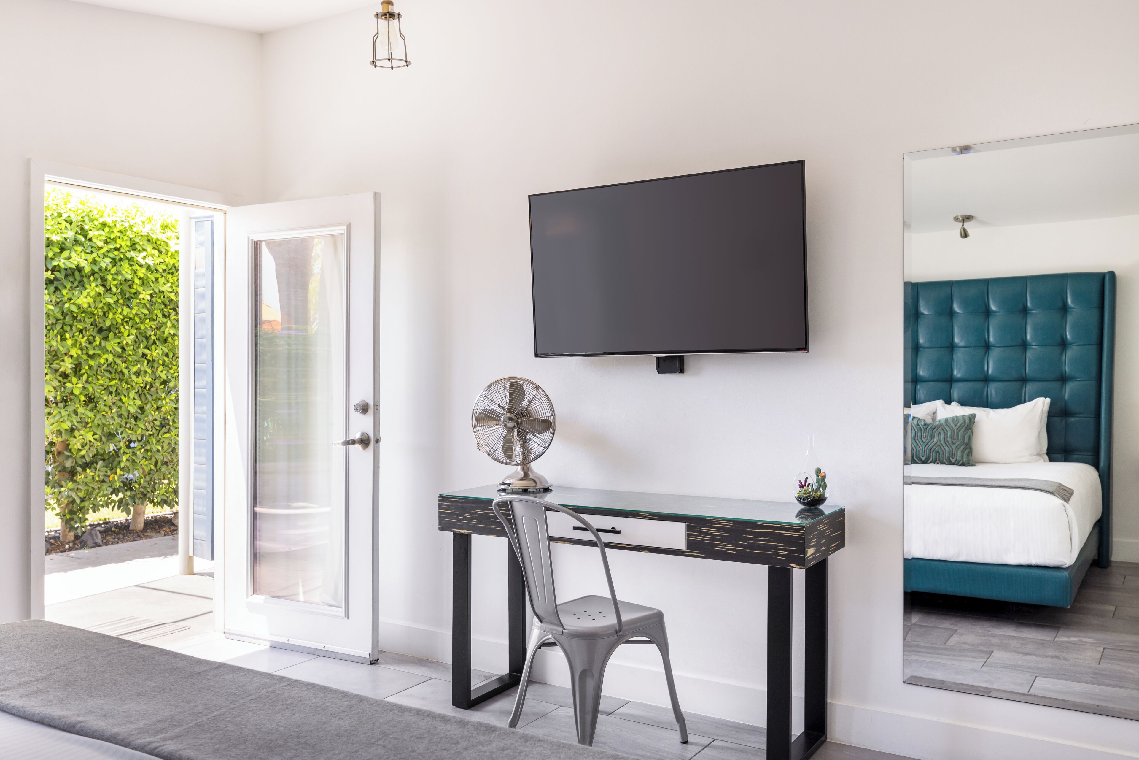 standard room, 1 king bed, pool view | pillow-top beds, in-room safe, desk, blackout curtains