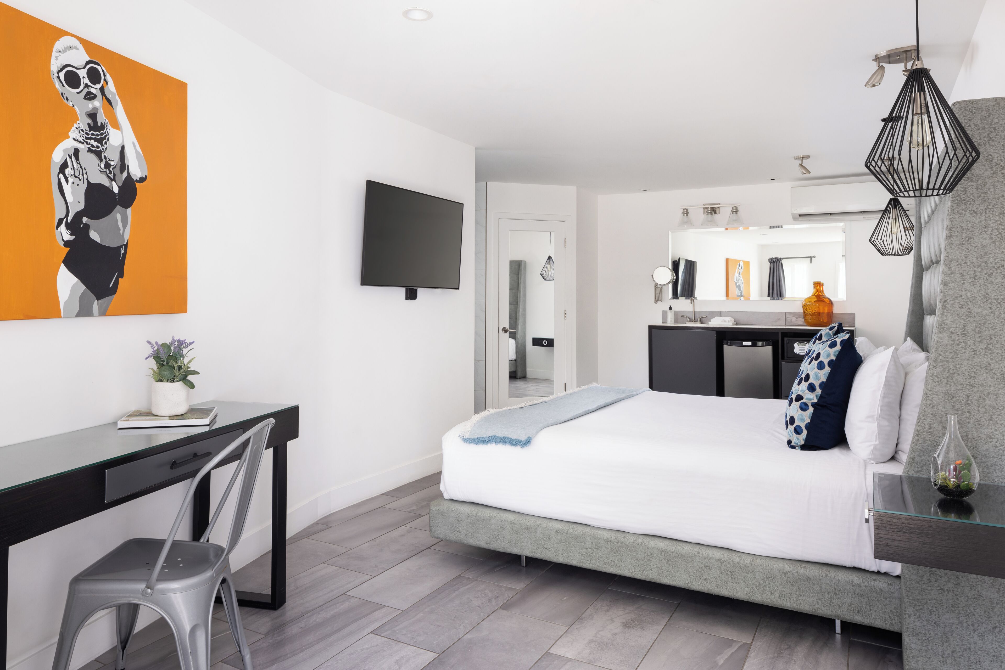 standard room, 1 king bed, pool view | pillow-top beds, in-room safe, desk, blackout curtains