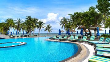 2 piscines extérieures, chaises longues