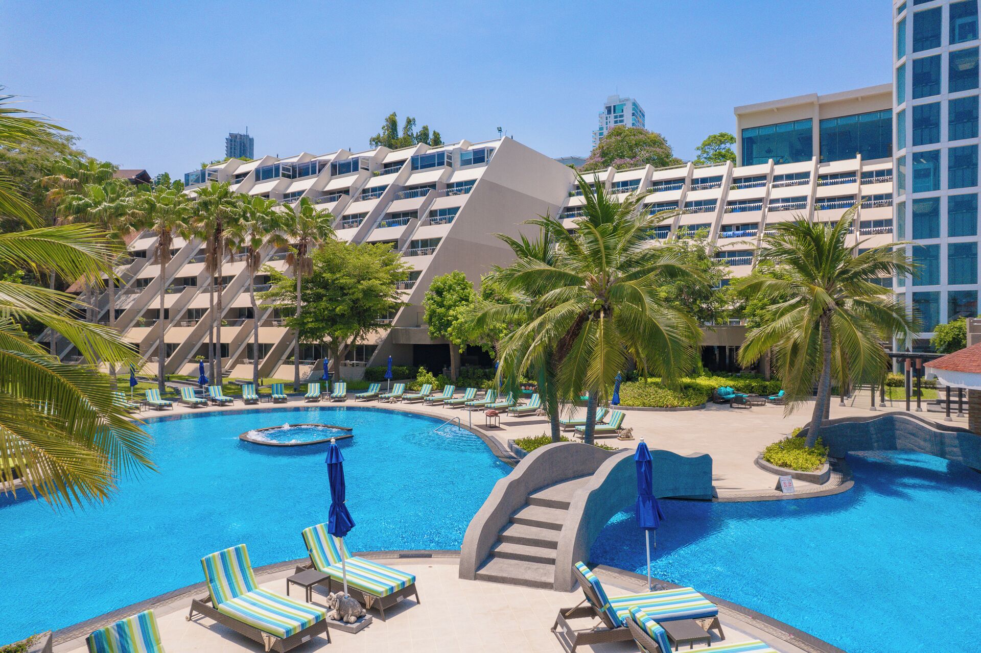 2 outdoor pools, pool loungers