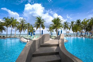 2 outdoor pools, pool loungers - Royal Wing Suites & Spa Pattaya (Pattaya)