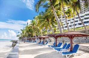 Playa privada, camas de playa gratis, sillas reclinables de playa