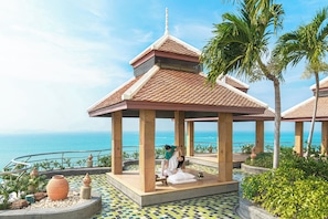Couples treatment room(s), sauna, steam room, body treatments